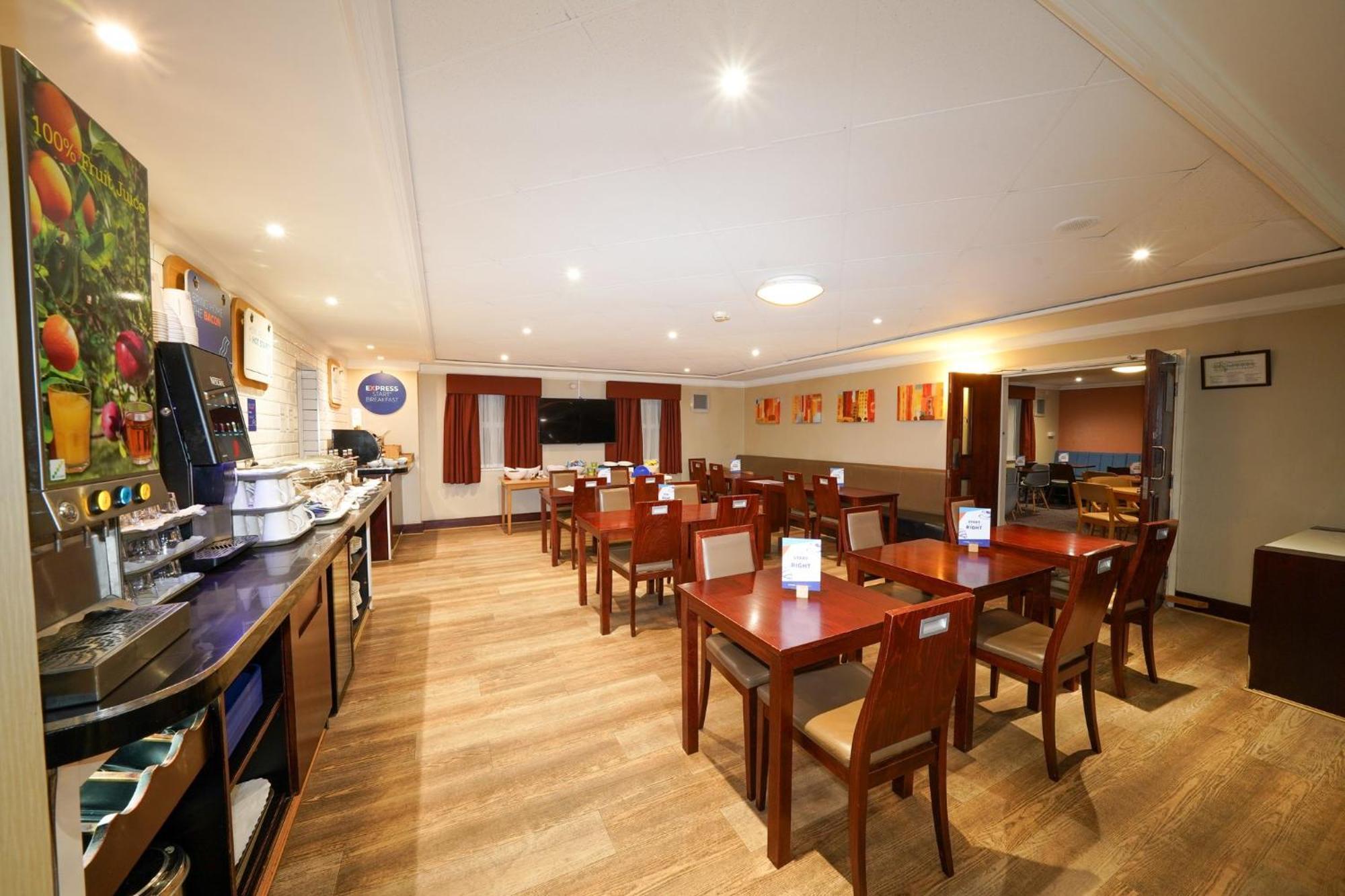 Holiday Inn Express Glenrothes By Ihg Екстер'єр фото