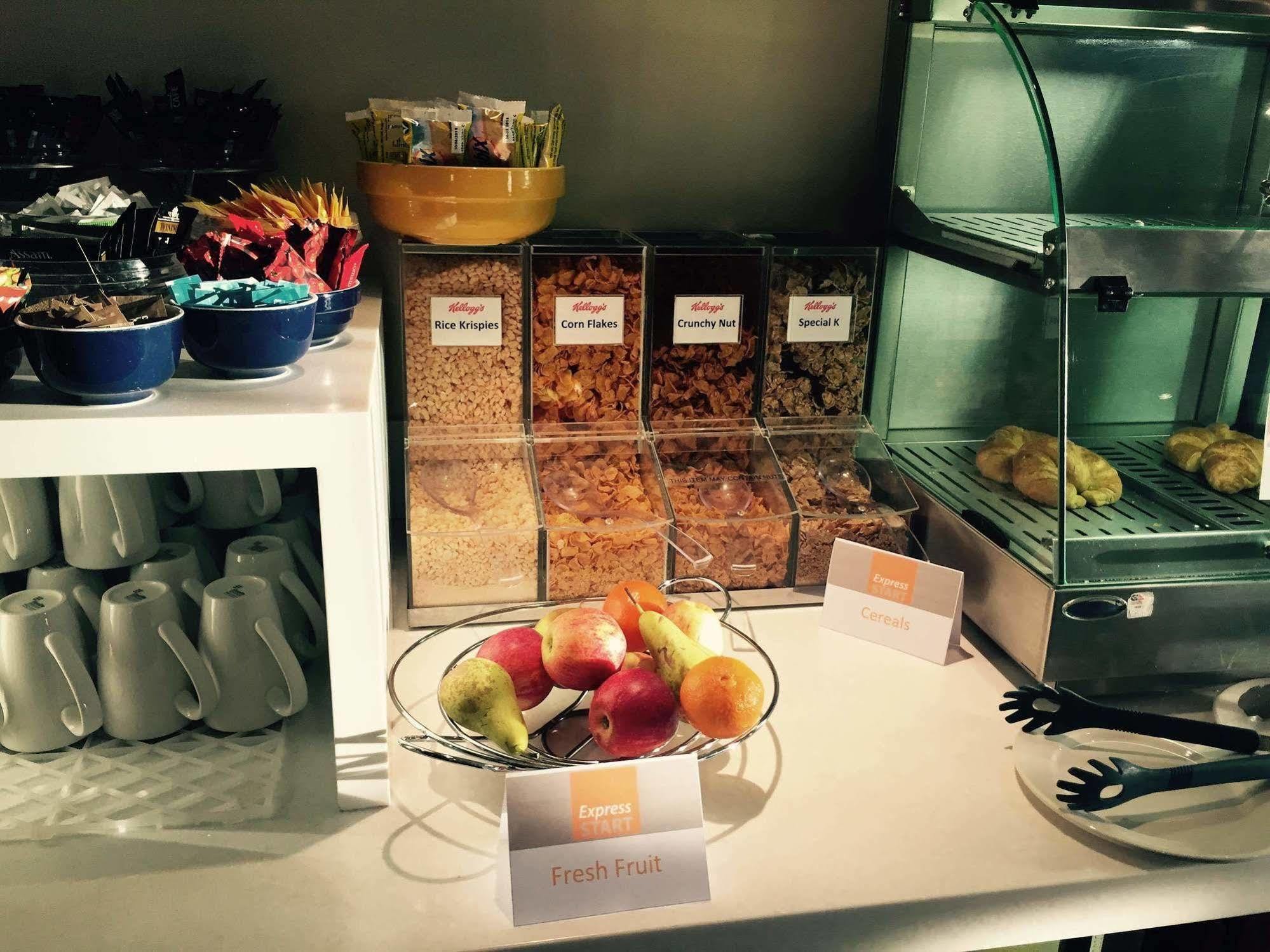 Holiday Inn Express Glenrothes By Ihg Екстер'єр фото