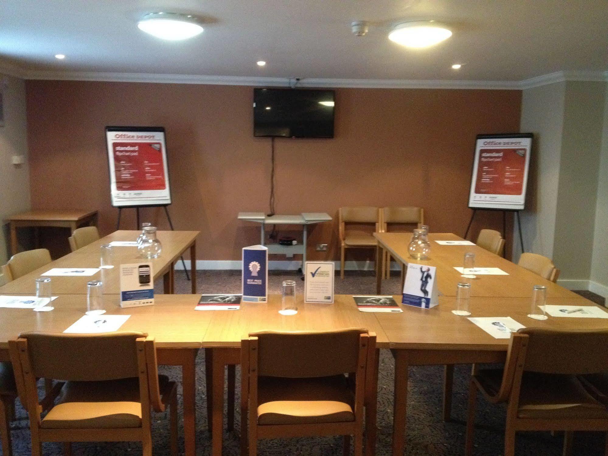 Holiday Inn Express Glenrothes By Ihg Екстер'єр фото